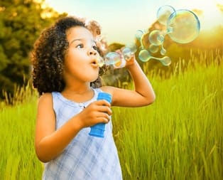 keyvisual thermo fisher scientific girl with bubbles